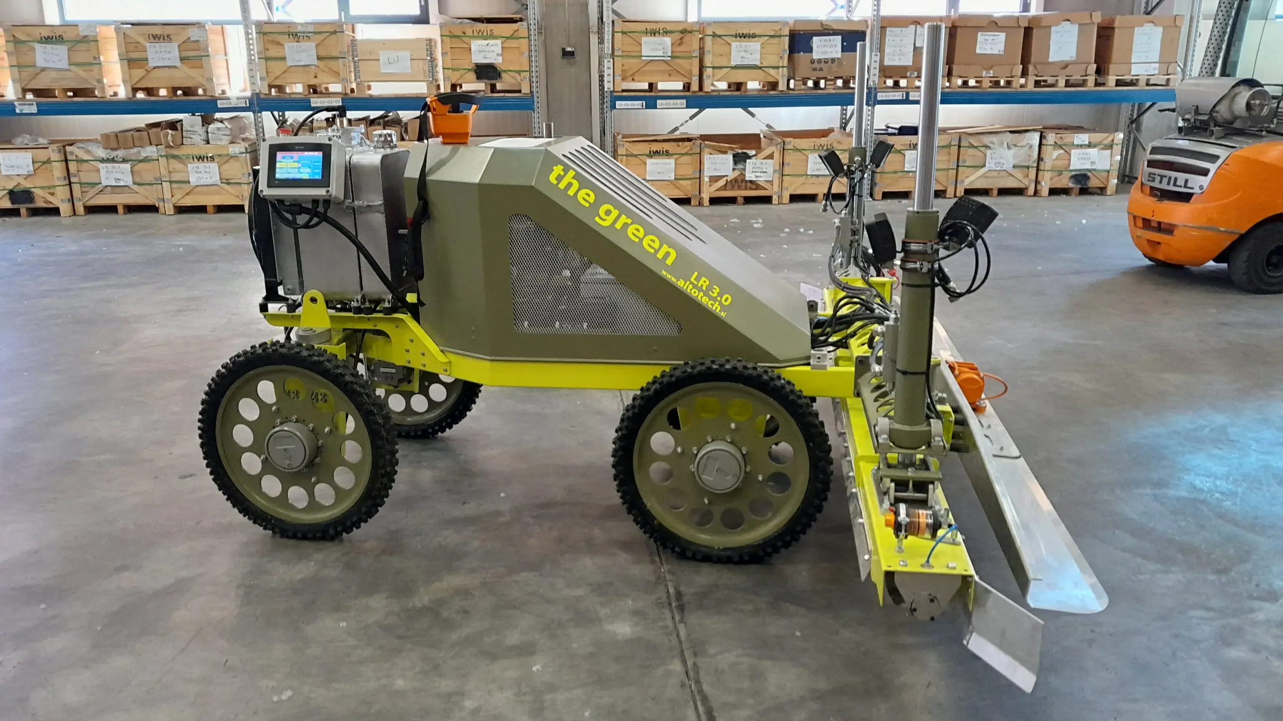THE GREEN LR3000 laser-guided concrete levelling machine